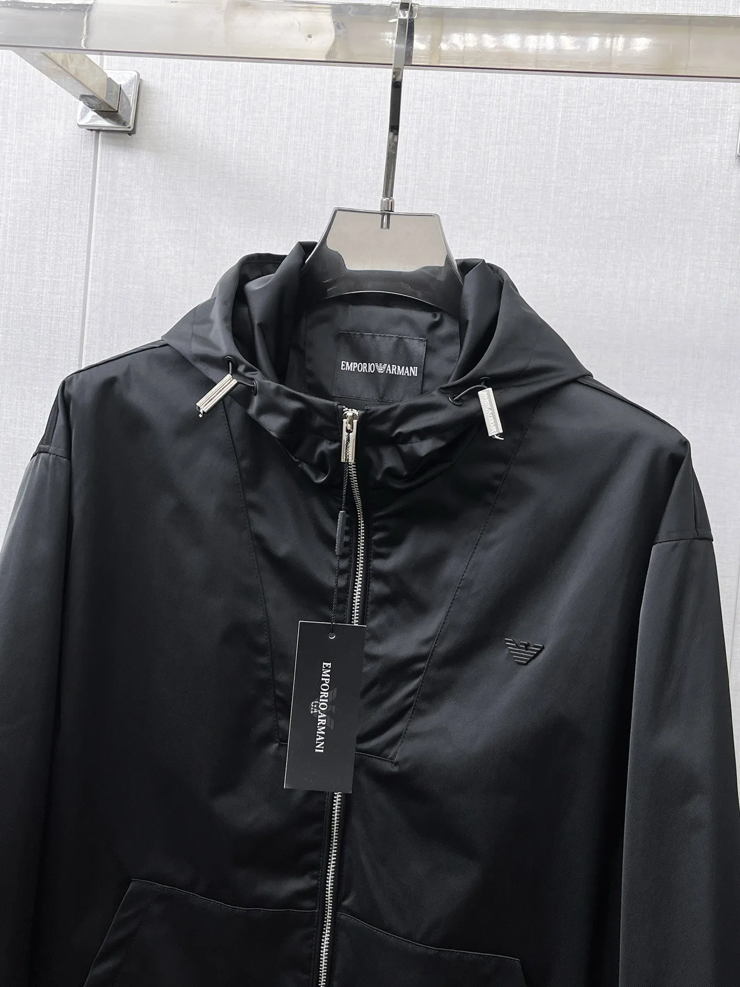 Armani official website Same Style, complete with three labels, on sale in advance. 2026 Autumn and Winter New Arrival men's jacket, Original with complete three labels, Premium version. Custom-made fabrics at the counter. Breathable, high comfort, impeccable details, brand element design concept, reflecting high quality. It feels delicate and soft, presents a casual cut, and has a great upper body shape. Sizes: M～3XL